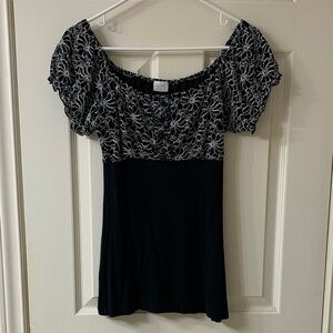 🌷3 for$25🌷Suzy Shier, US M, White & Black Floral Pattern Lace Short Sleeve Top